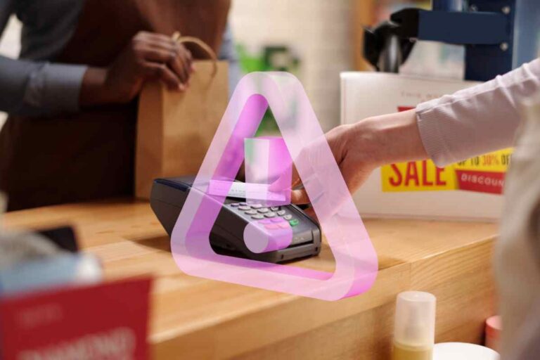 Pos e donna che paga con triangolo attenzione rosa