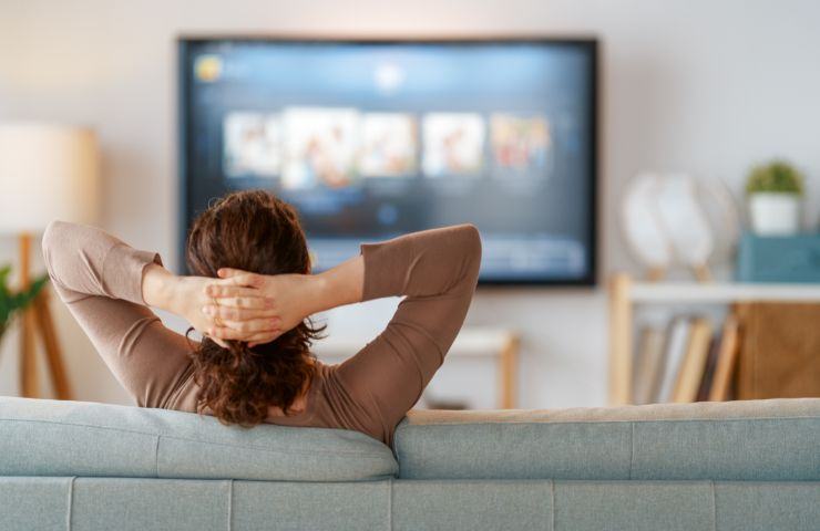 Donna guarda TV