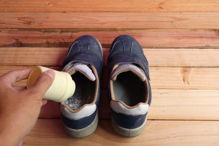 Persona che mette il bicarbonato nelle scarpe che puzzano