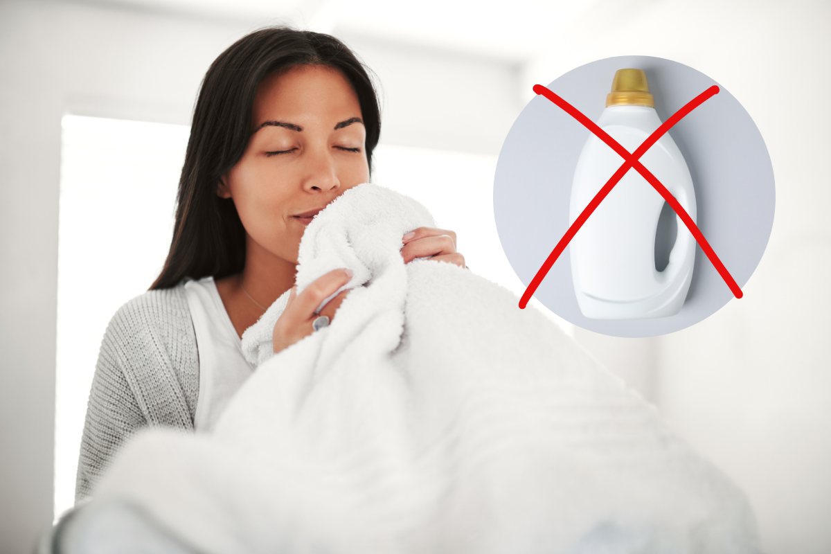 Donna che annusa un asciugamano