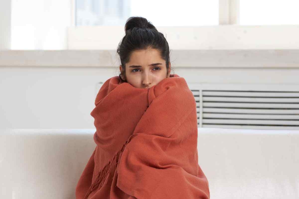 Donna infreddolita in casa