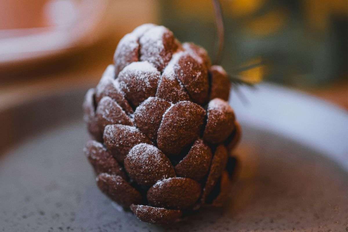 primo piano di una pigna di cioccolato